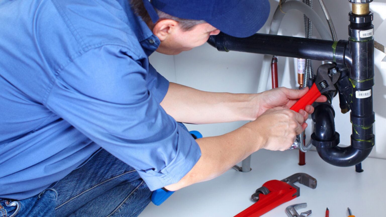 Pro Plumbers DIY vs Professional Plumbing Repairs in Singapore: When to Call an Expert